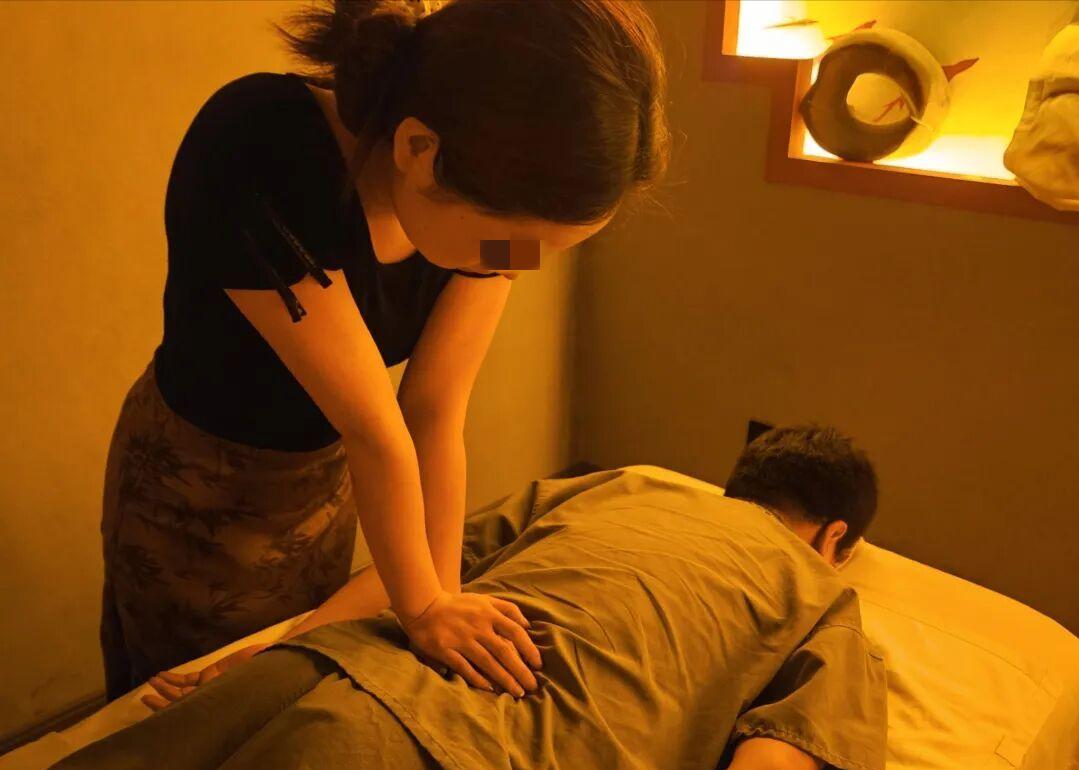 江苏泰州，男子在足浴店花了300元，点了个45分钟左右的按摩套餐。期间，女技师给
