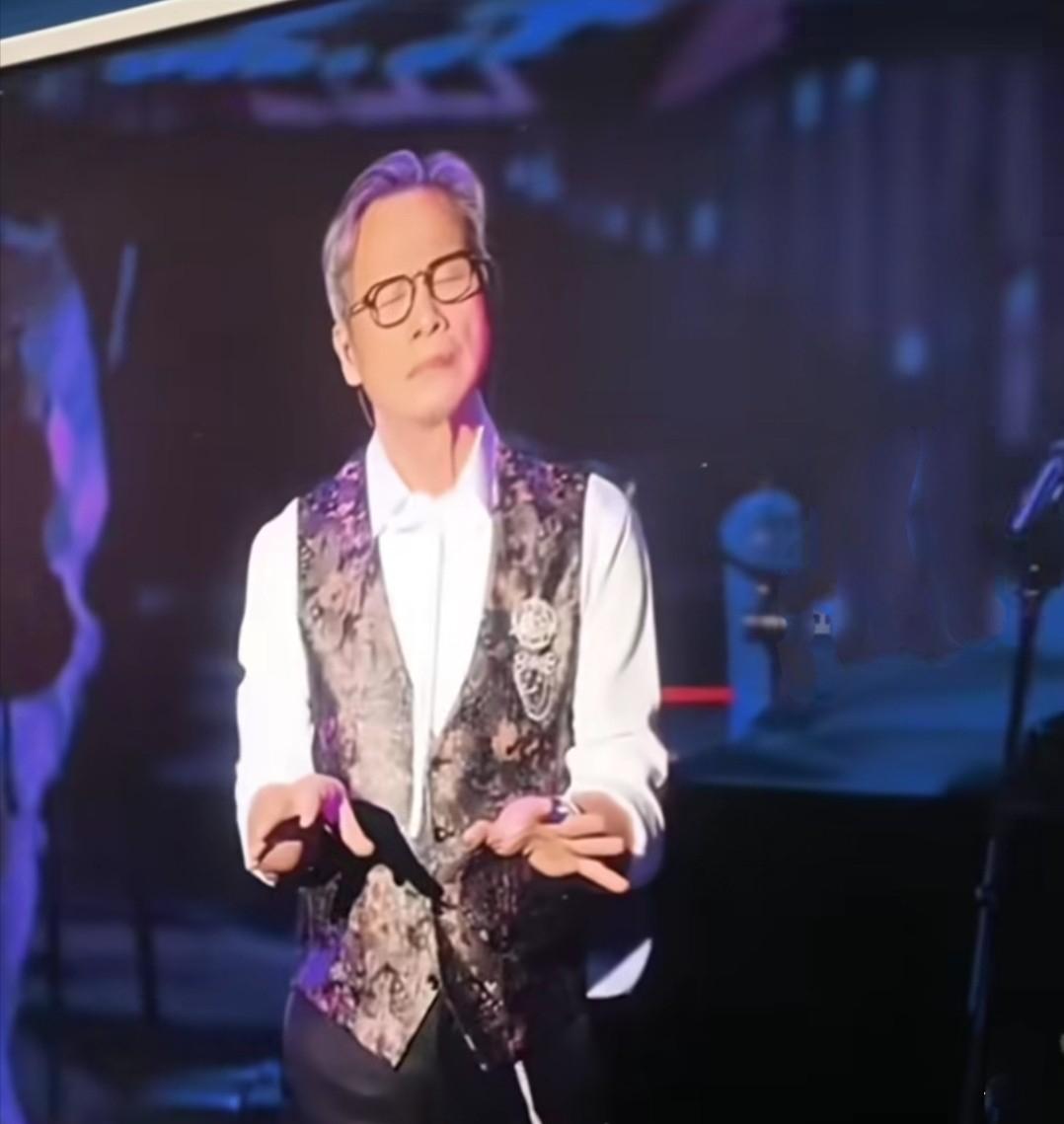 郑丽文参访国家大剧院惊见罗大佑海报，手指海报满脸喜悦！国家大剧院负责人王宁说，罗