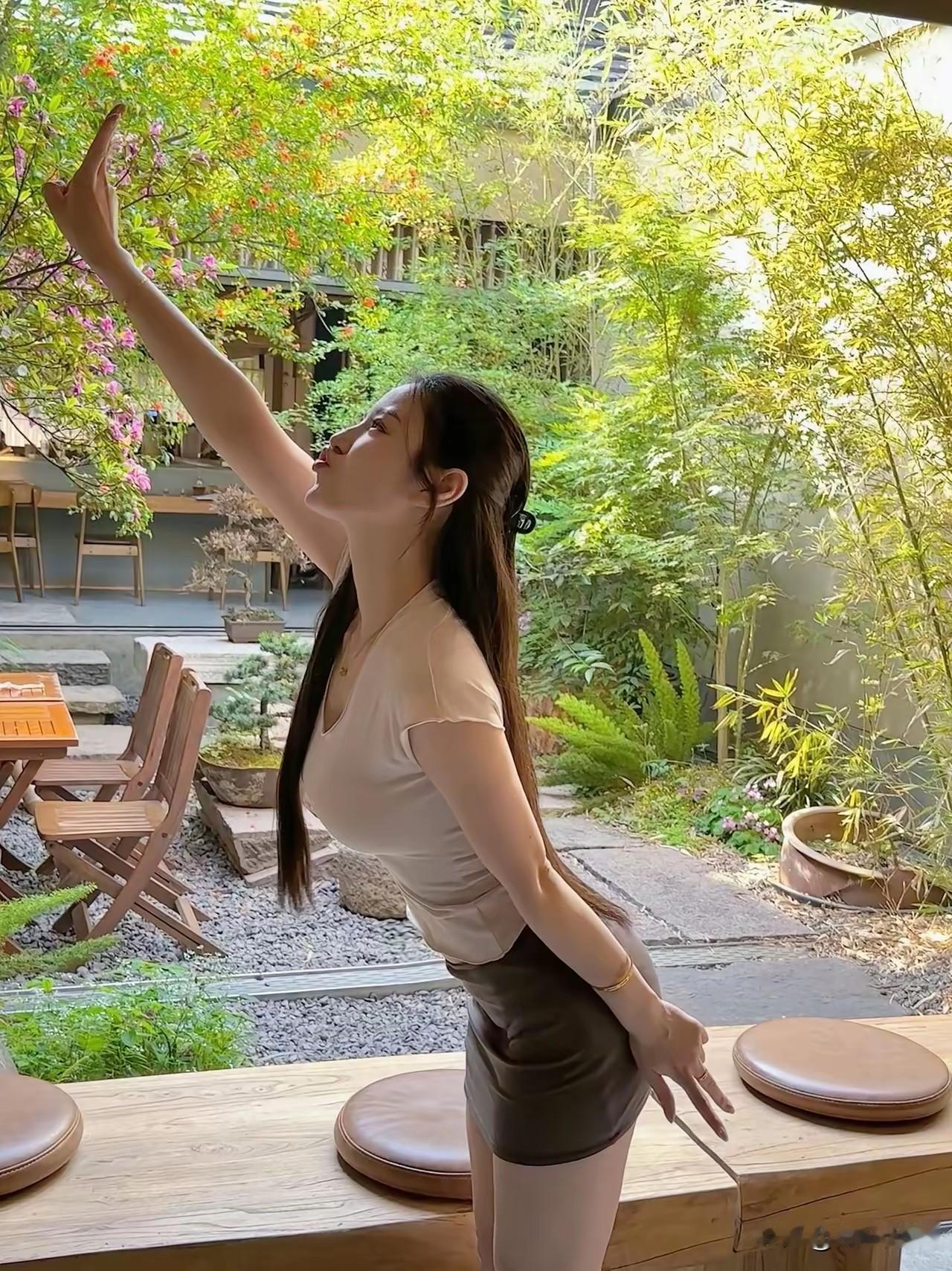 在阳光明媚的庭院中，享受生活的美好瞬间。