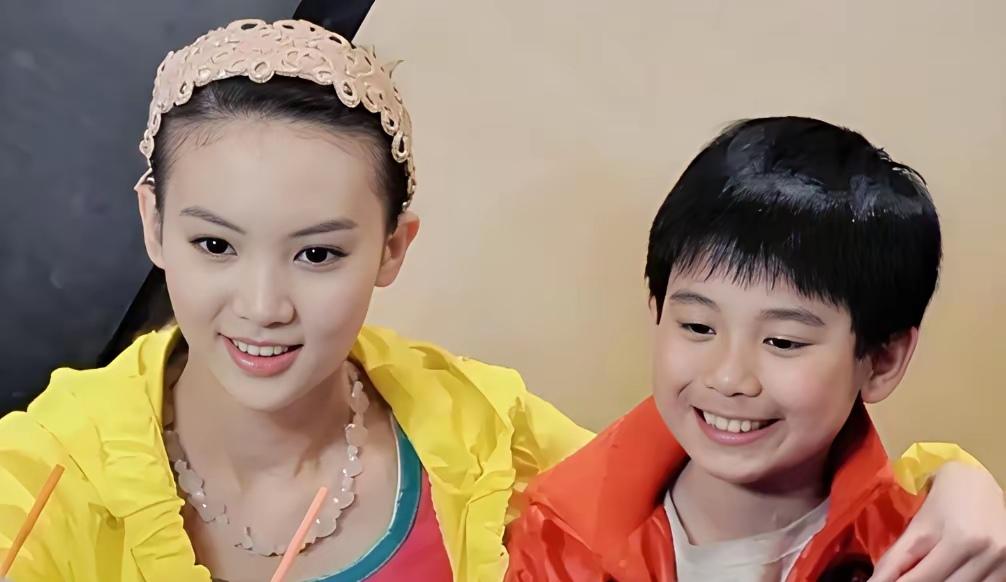 刷到金晨和胡先煦早年的合照，真惊了——21岁的金晨和11岁的胡先煦站一块，俩人脸