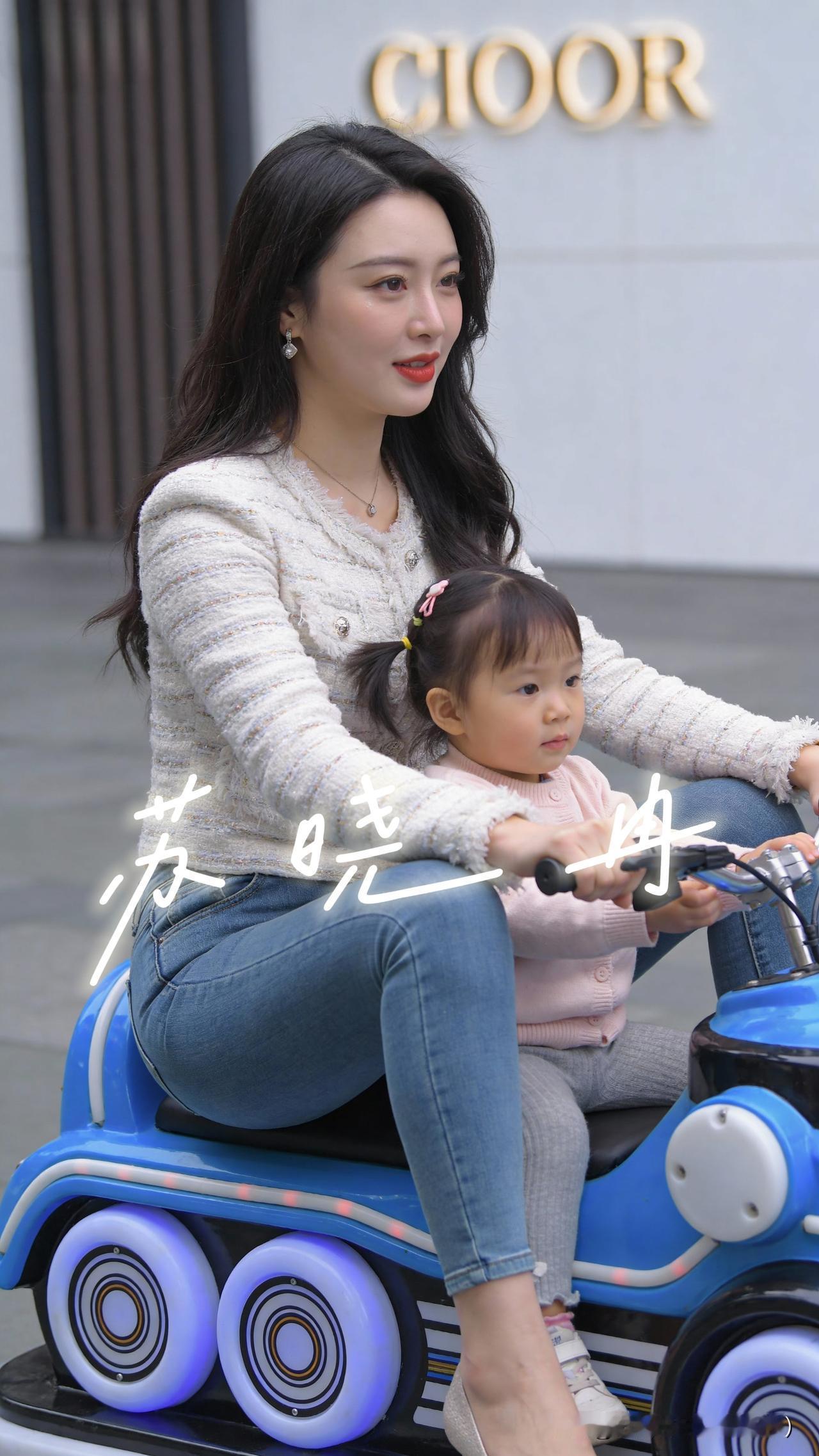 陪伴是童年最美的底色，每一刻都值得珍藏周末带着小宝贝在城市街头闲逛，从街边