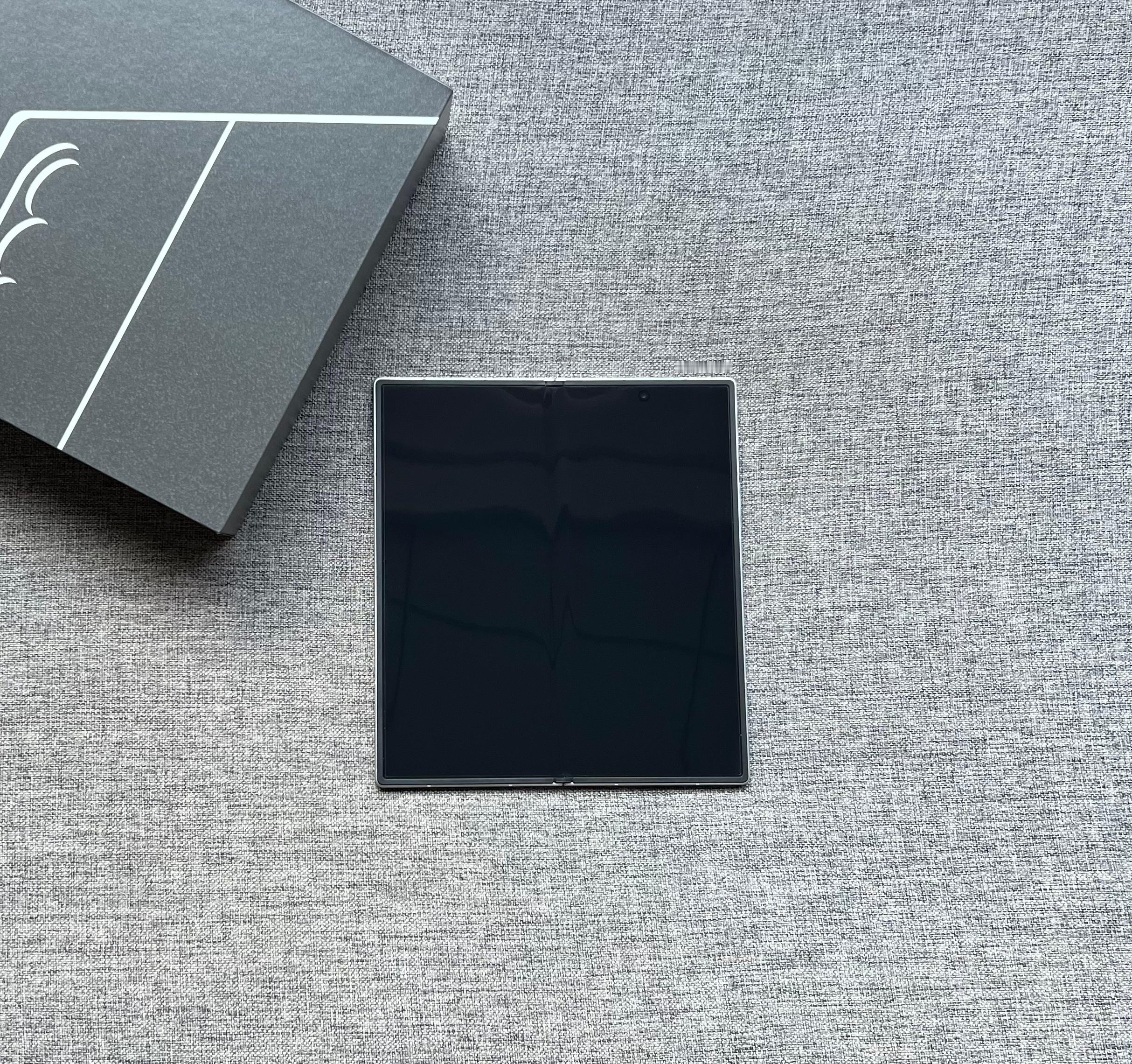 国行三星ZFold712+512G星夜银，屏幕完美，中框小磕碰，盒子配件全