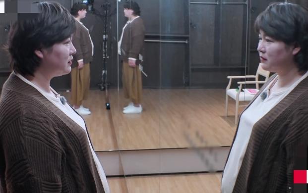 在综艺节目《21天重养自己》中，节目组把于娜安排进了一间全都是镜子的房间，于娜看