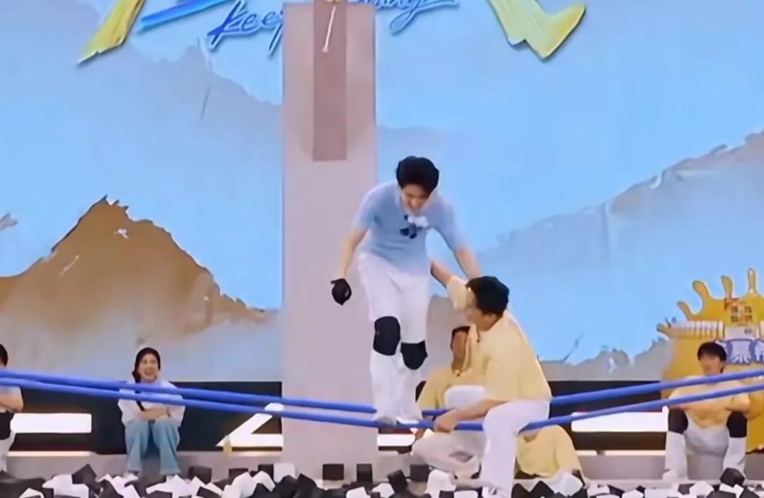 看新一期的跑男发现曾舜晞和李晨抢酸奶的那段其实原本李晨是可以赢的。不过估计