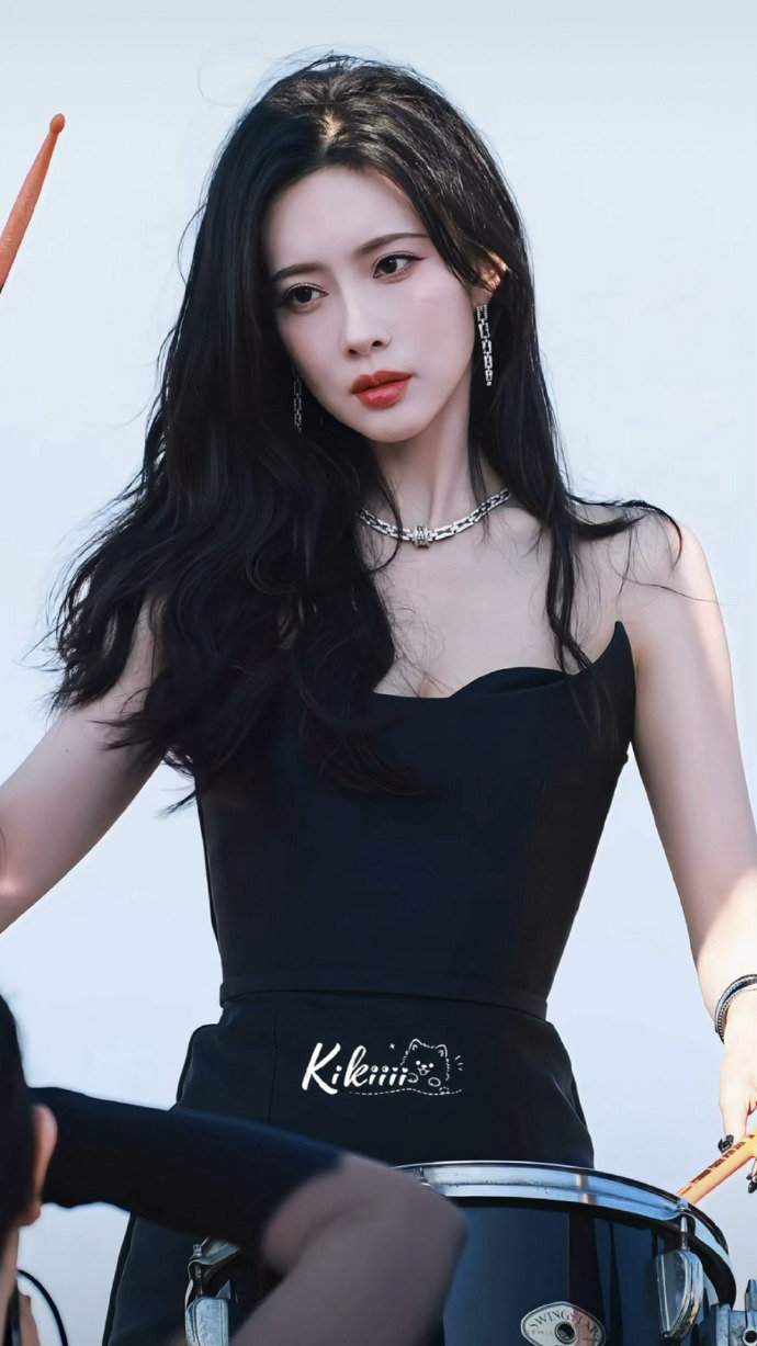 孟子义冷艳鼓手孟子义黑裙天使翅膀孟子义冷艳鼓手，谁来懂一下这个孟子义黑裙天使翅