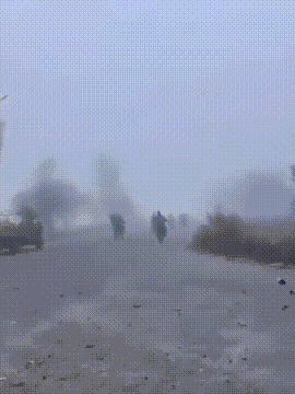 当地时间2025年11月11日，俄罗斯媒体公开的画面显示，俄军大部队驾驶进入红军