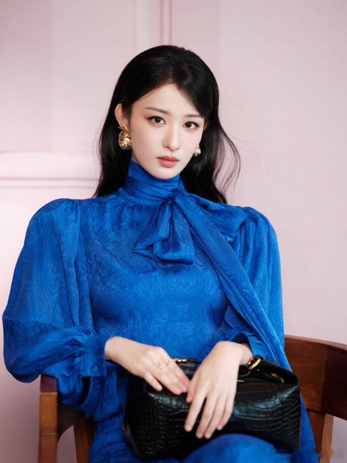 这么权威的脸真的是让人很难能够不喜欢的，蓝丝绒+珍珠王楚然这一身高级感爆棚