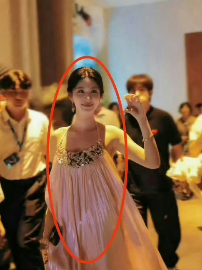 还以为王楚然衣服是镂空的，原来是叠穿，还是三层