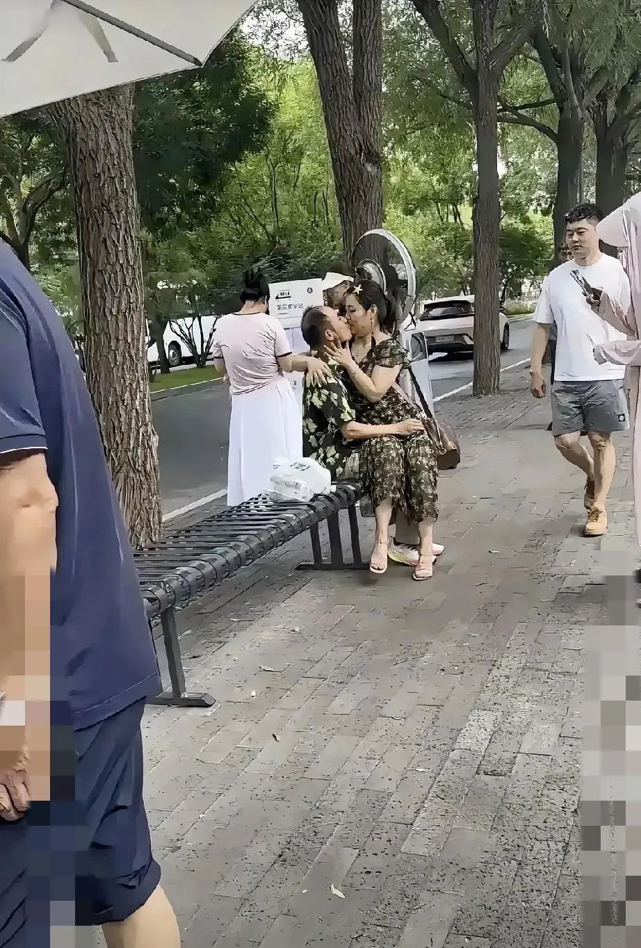 谁家的老妈，赶紧领回家去吧！太丢人现眼了，太辣眼睛了。公园长椅上，穿着花