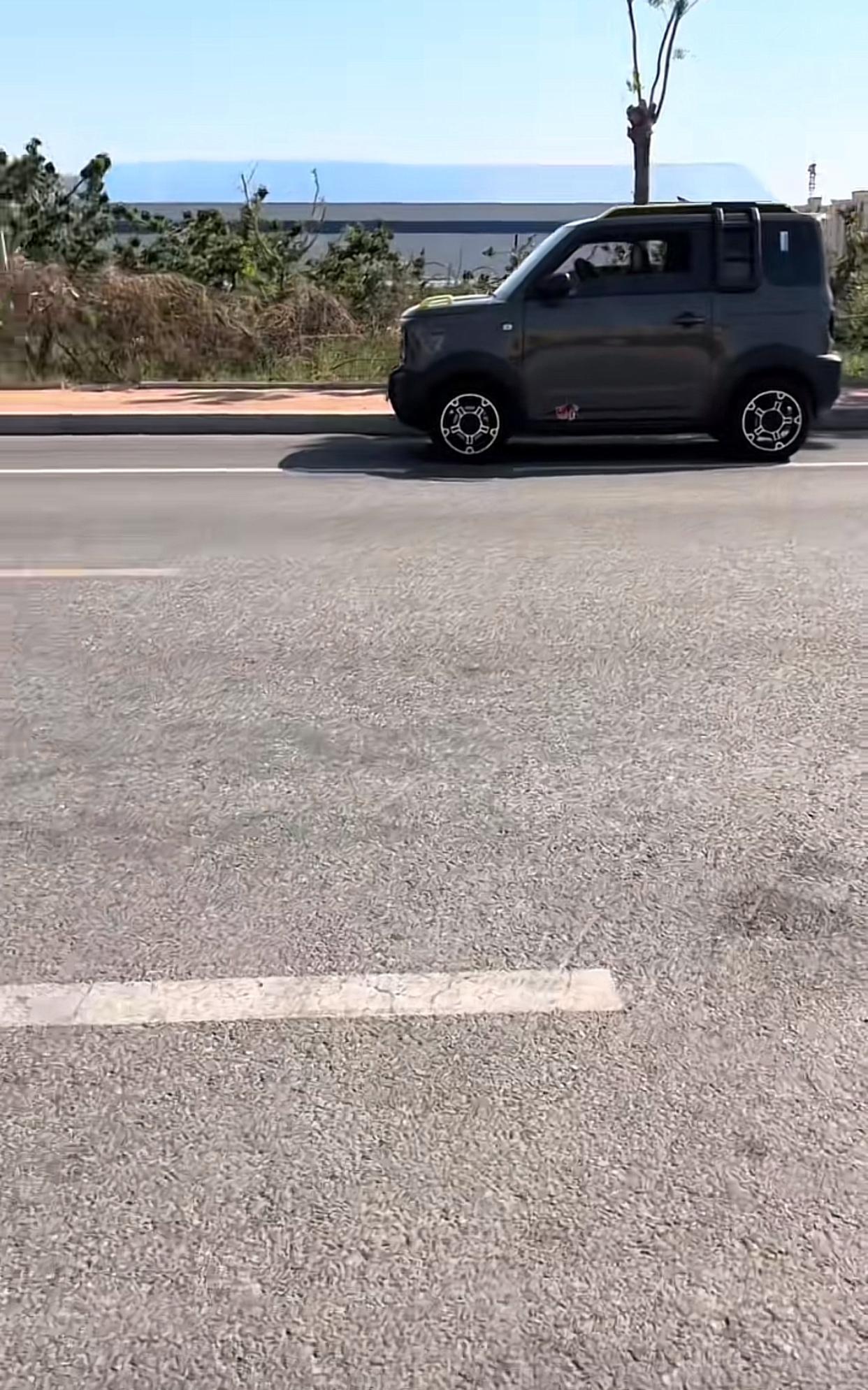 近日山东烟台，一女中介叫了一辆顺风车，带来打工的小伙去办理住宿，由于车有点小，小
