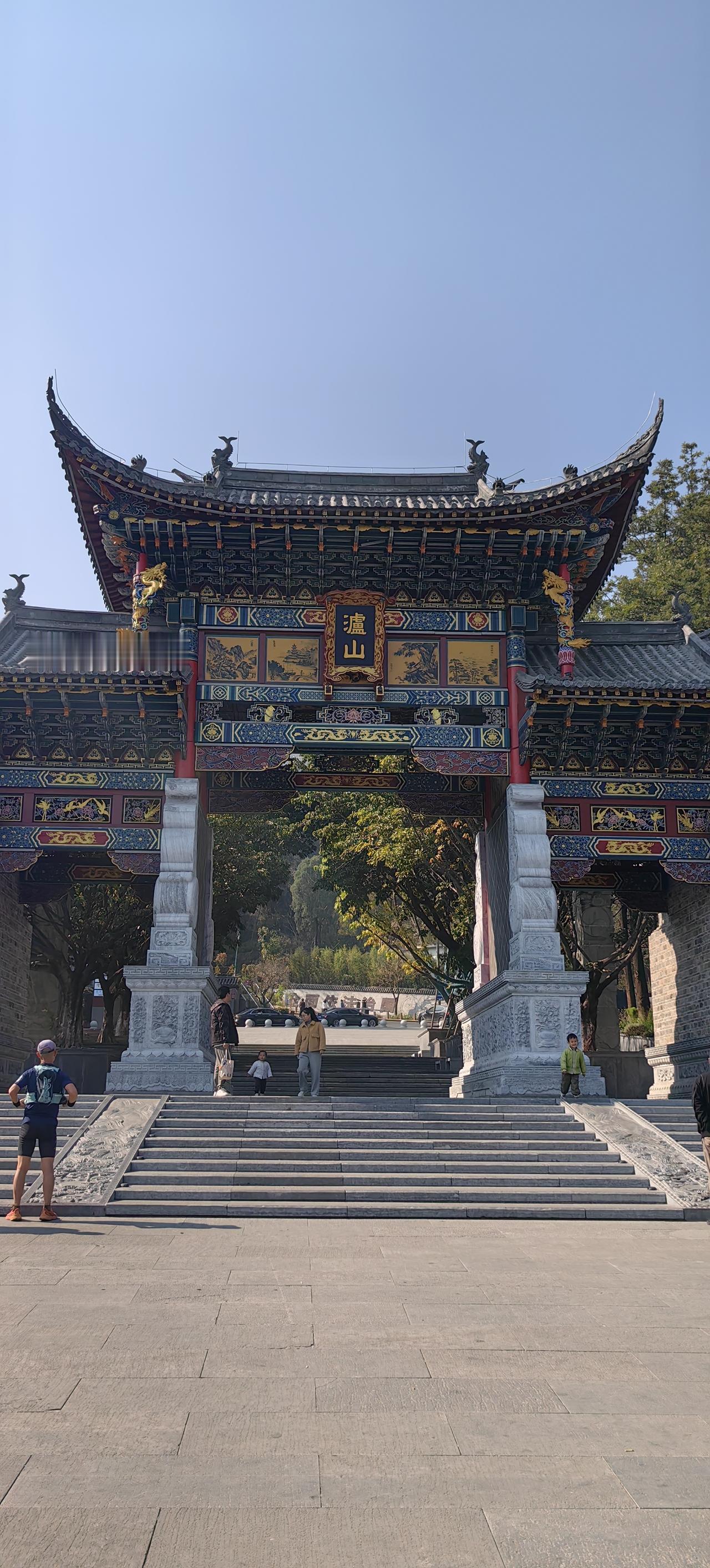 回了重庆才知道，西昌确实在最冷时相对温暖，也要穿羽绒服，甚至风还比较大，