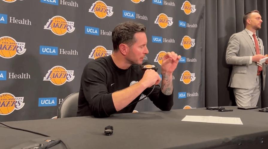 很生气！雷迪克谈湖人输球：“我很愤怒。”“我们打的是什么东西？”“真