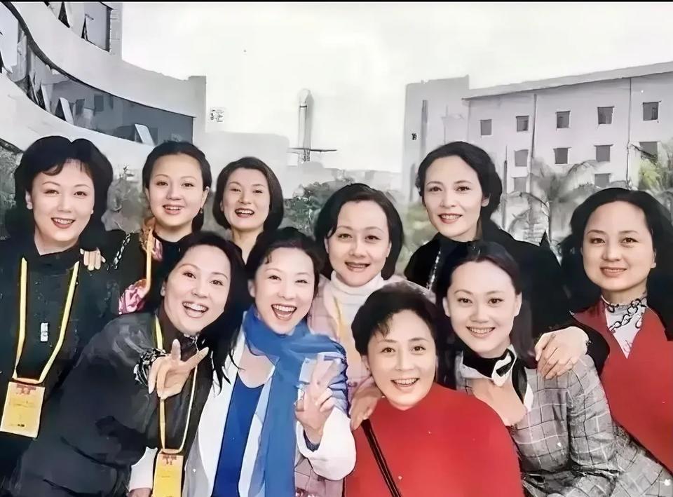 能把这10位都认出来的，至少也得5060后的老影迷了。这是80年代女演员参加活