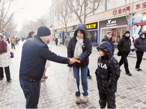 寒意中温暖的善意 又添一抹暖阳