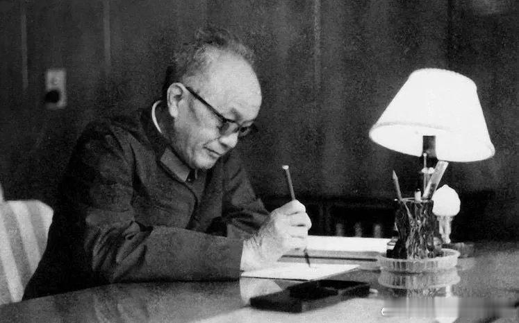 【李克勤｜黄克诚：“离开了工农兵还谈得上什么人民呢？”45年过去，还说的通吗？】