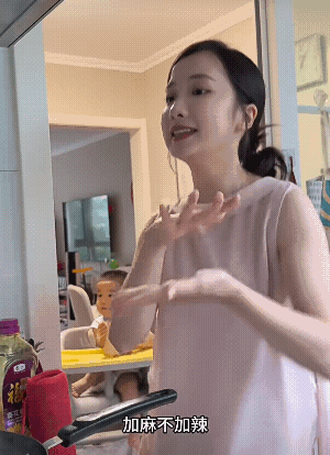她娃已经看习惯妈妈这个状态了![捂脸哭]