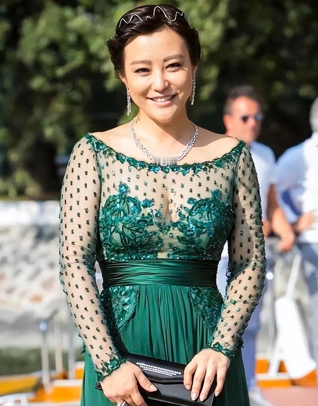 郝蕾在新加坡国际华语电影金狮大赏采访环节，正面回应朋友圈发文质疑辛芷蕾拿威尼斯影