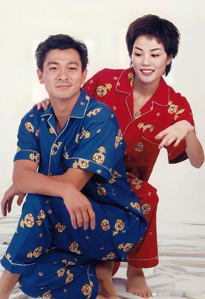 1996年33岁刘德华与25岁王菲拍摄睡衣广告