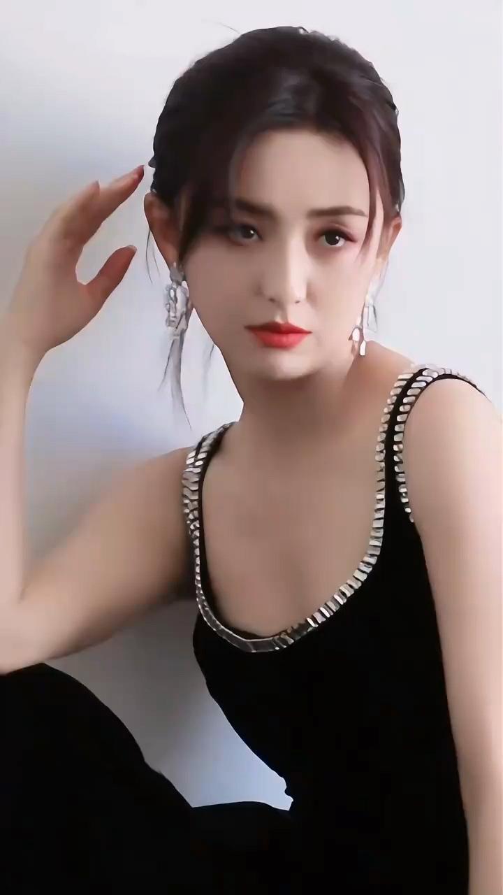 佟丽娅，黑色吊带裙，优雅气质大方，美得让人挪不开眼睛[送自己一朵