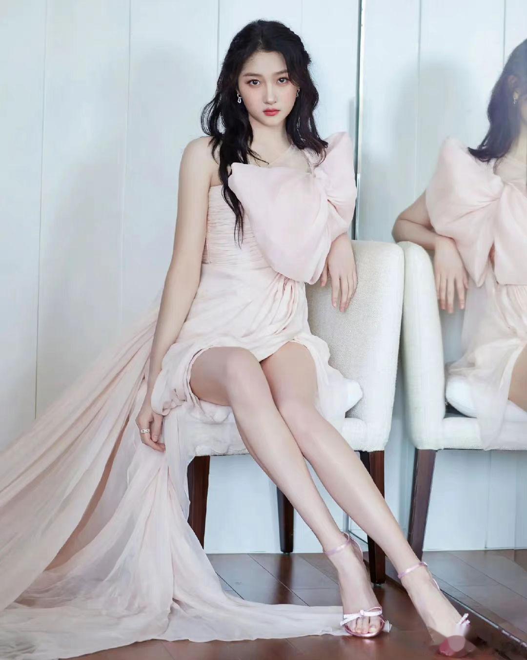 关晓彤，粉色好美，大长腿吸睛哦！