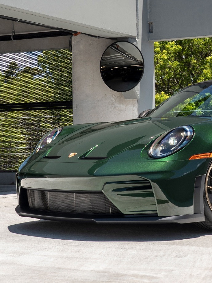 保时捷911GT3Touring，披上了一袭全新的橡树金属绿车漆，好似为它