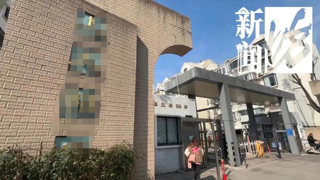 上海宝山，一男子发现，自家小区23楼楼顶盖了块黑布，他怀疑违建，就实名举报了