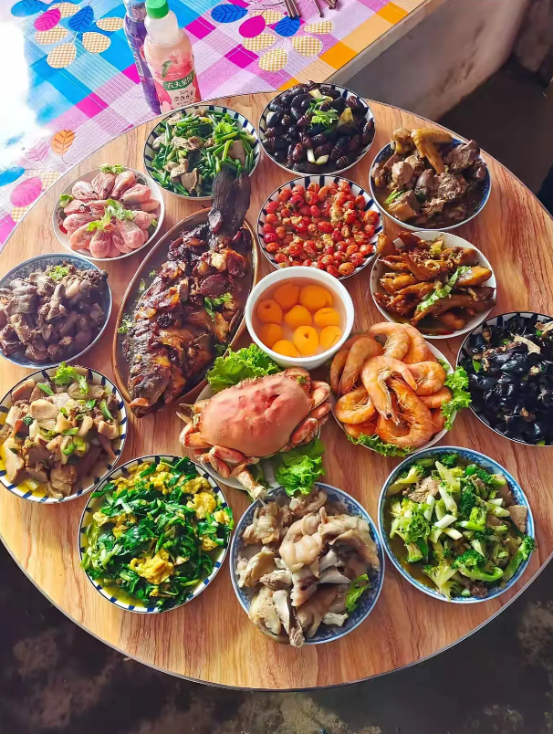 用这桌美食招待客人应该不比大酒店差吧？