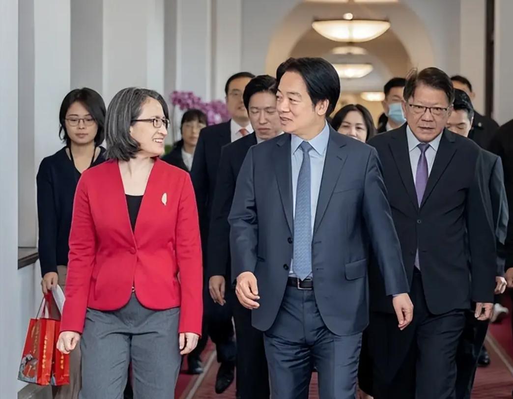 蔡正元：开战的话，两个一个跑到美国一个跑到日本。蔡正元在一期节目中提到，两岸