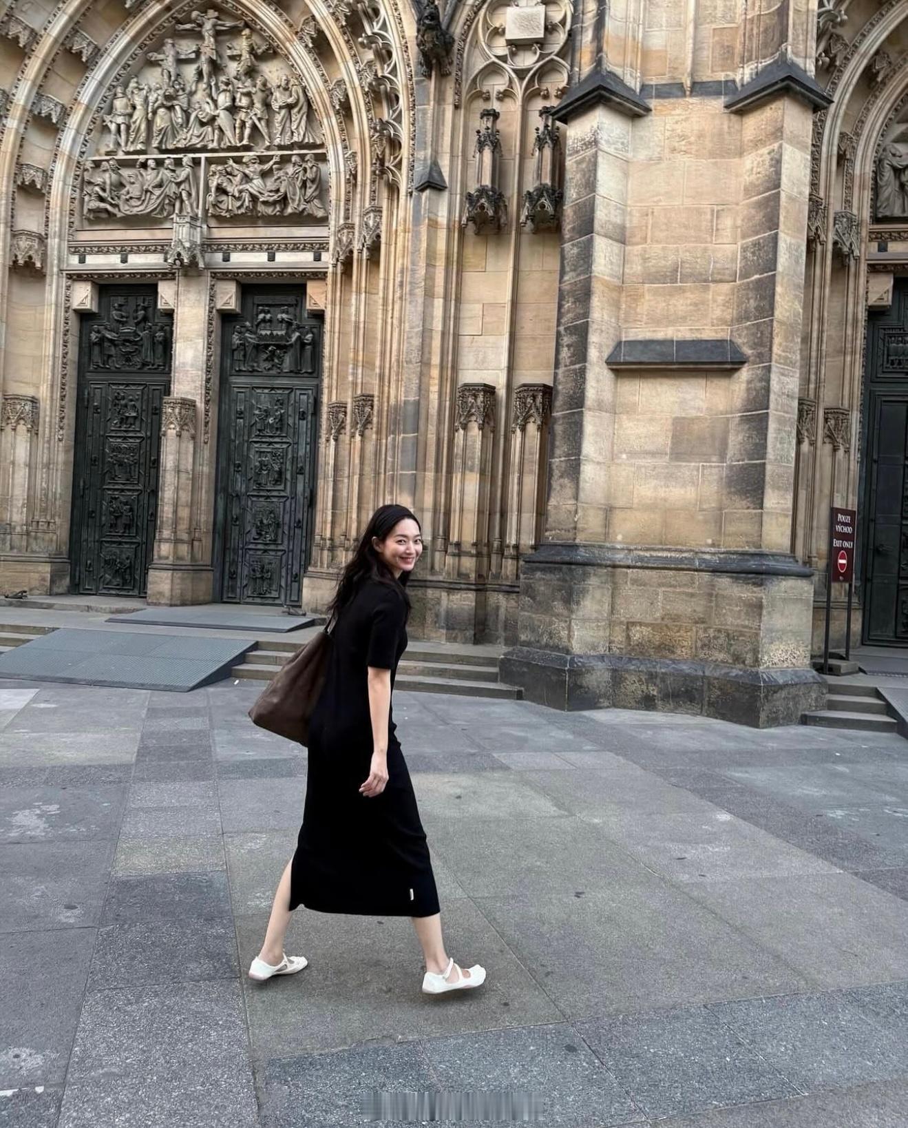 申敏儿申敏儿开心旅游欧洲看着温柔吖​​​