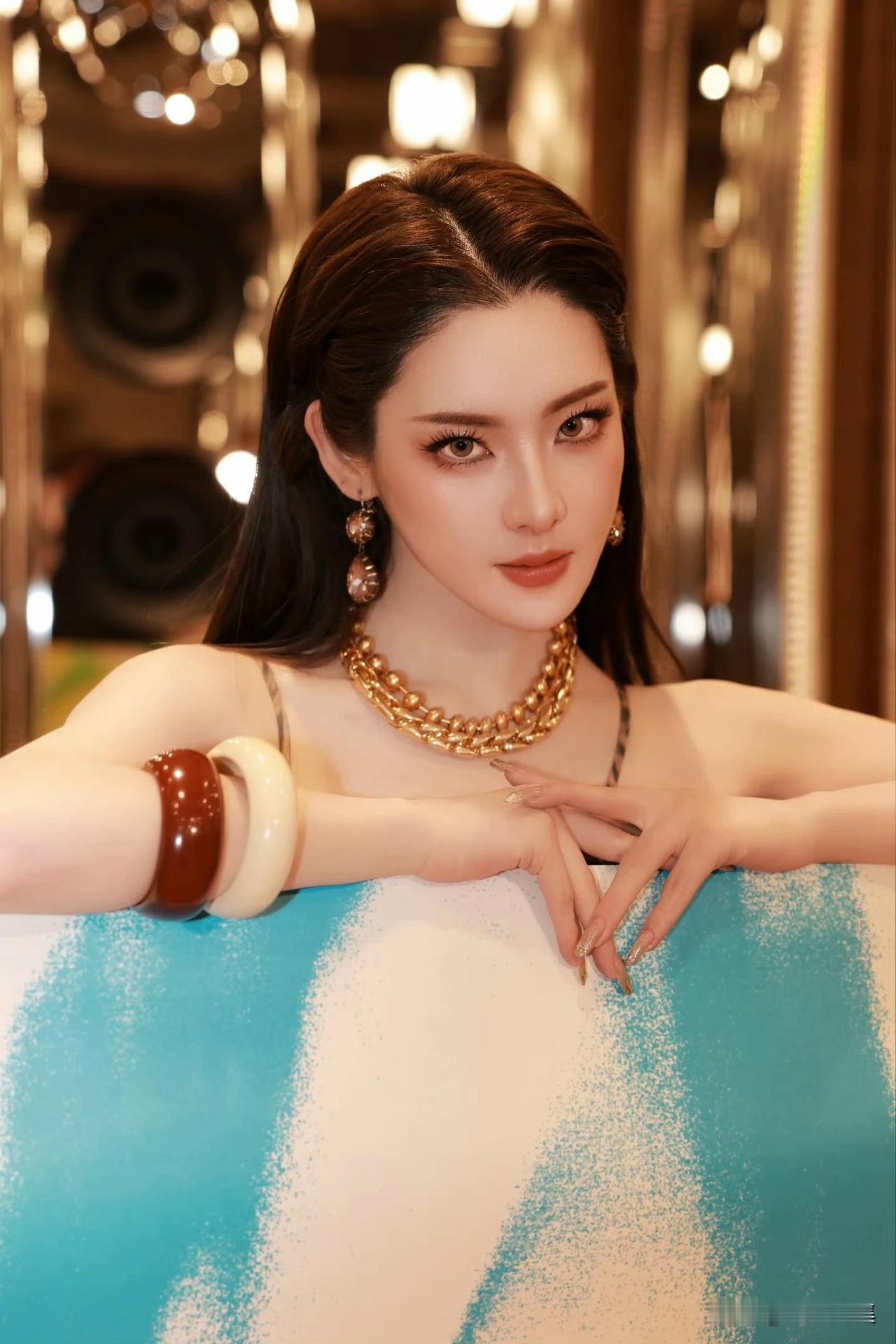 阿尔忒弥斯美伢野性大片！豹纹长裙+金饰，自带女王气场✨阿尔忒弥斯美伢这组造型真的