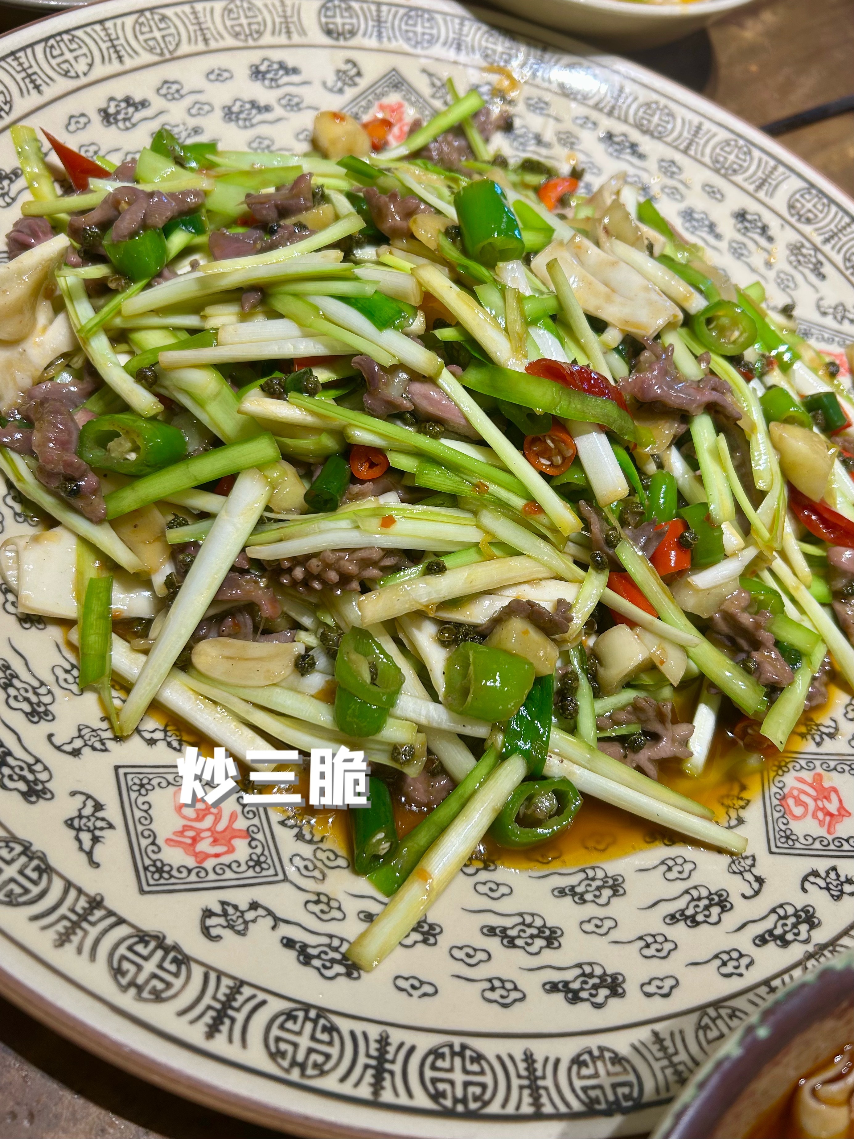 野生四川美食推荐官的今日菜色：冒烤鸭、冒鸭肠、炒三脆、三鲜狮子头​​
