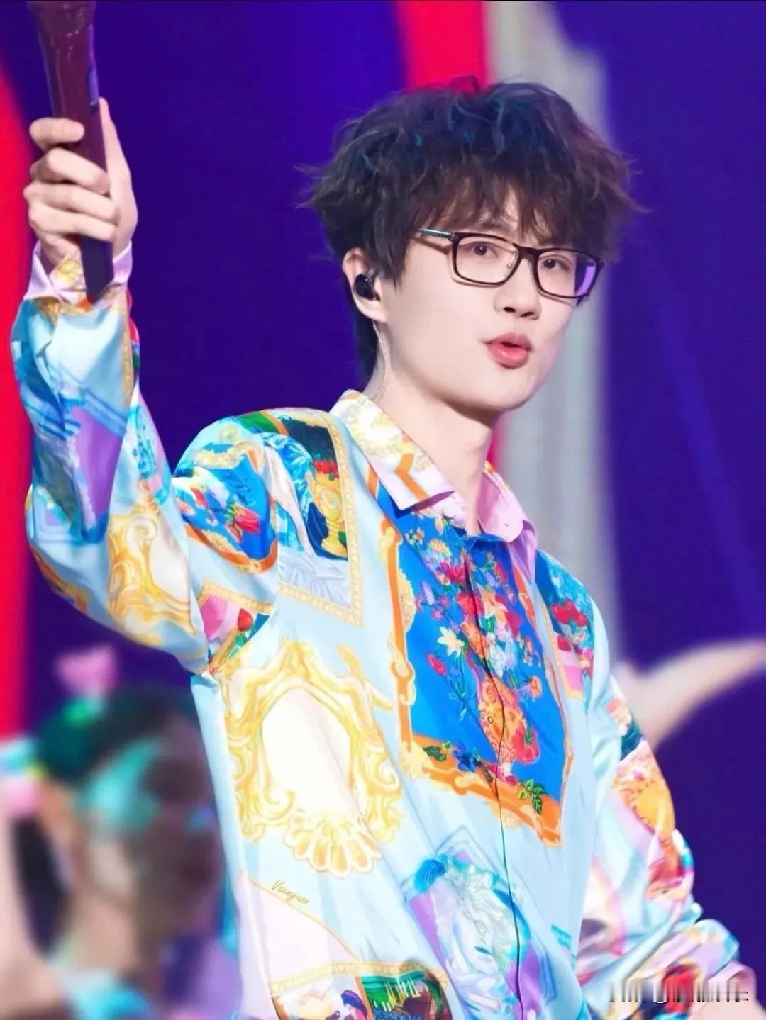 许嵩只要不塌房，唱功好不好已经不重要了？真相就藏在这九张专辑里！许嵩第九张