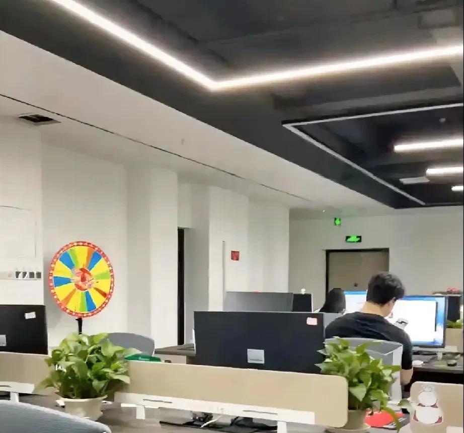 作为一个hr,今天给大家说说为什么很多公司会一边辞35岁+的员工一边又招人吧：你