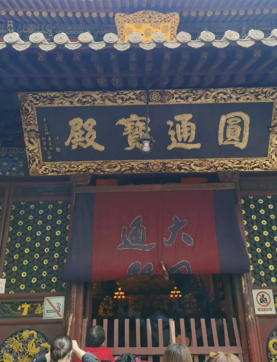 大一些的寺庙，像释永信的少林寺，和尚到了高龄，是否通通的赶出寺院，让老和尚浪迹江
