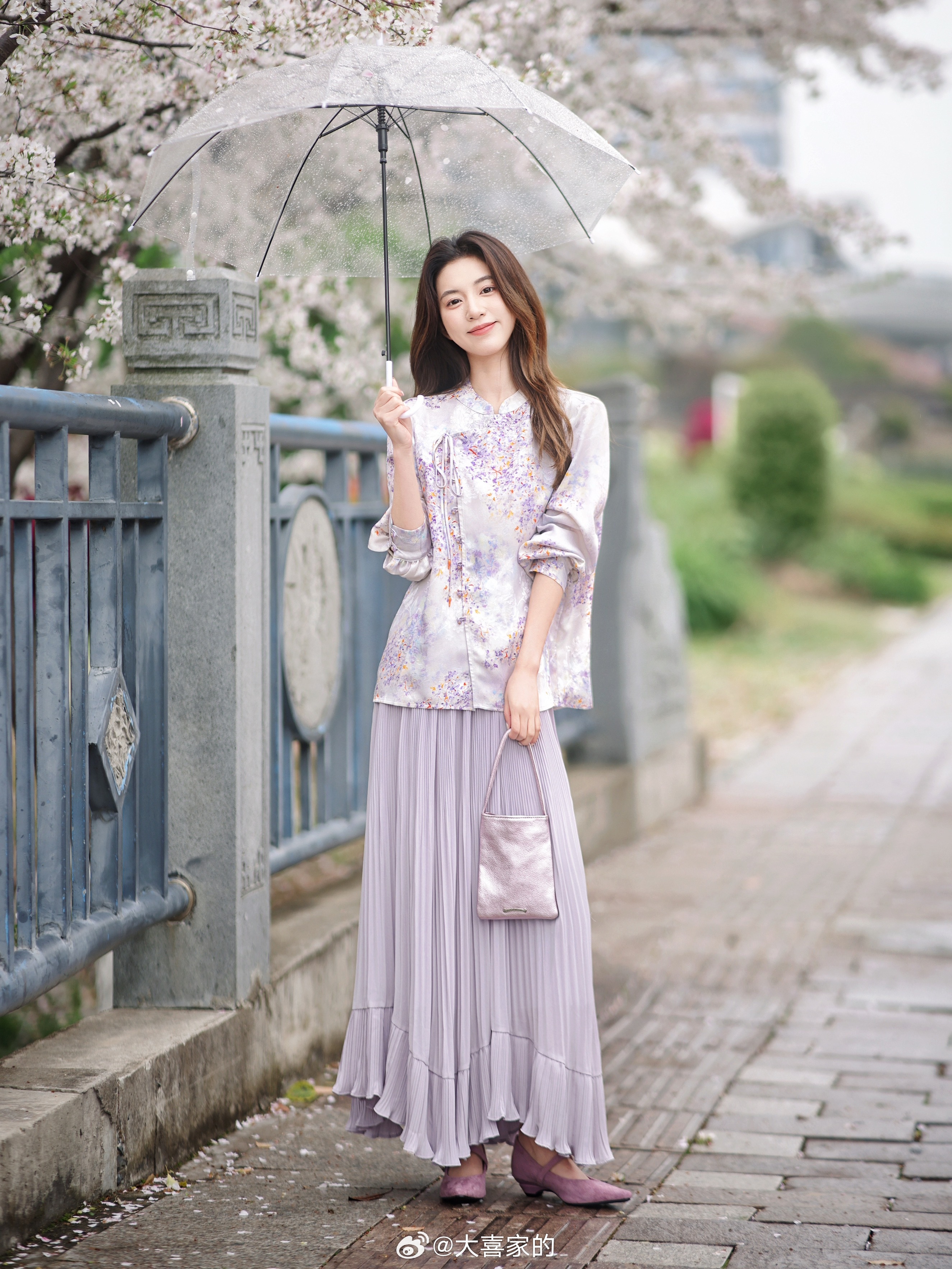 这温柔雅致的紫藤萝花美呆了啊！！真丝人丝材质光泽感超美妙斜门襟下摆微微散开