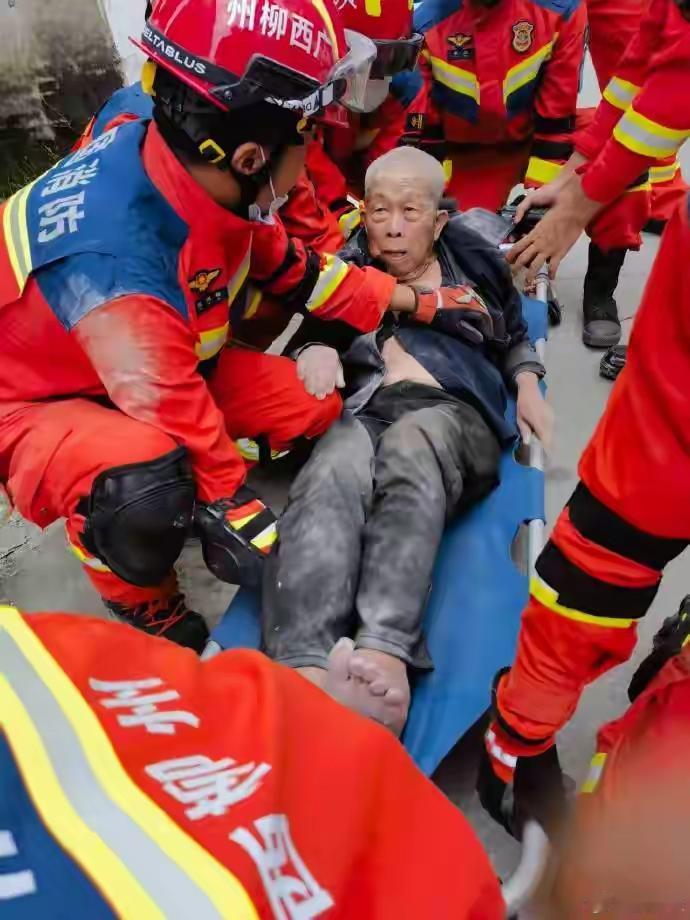 柳州地震受灾现场搜救出91岁老人，是最后一名被困人员，经医务人员确定，生命体征平