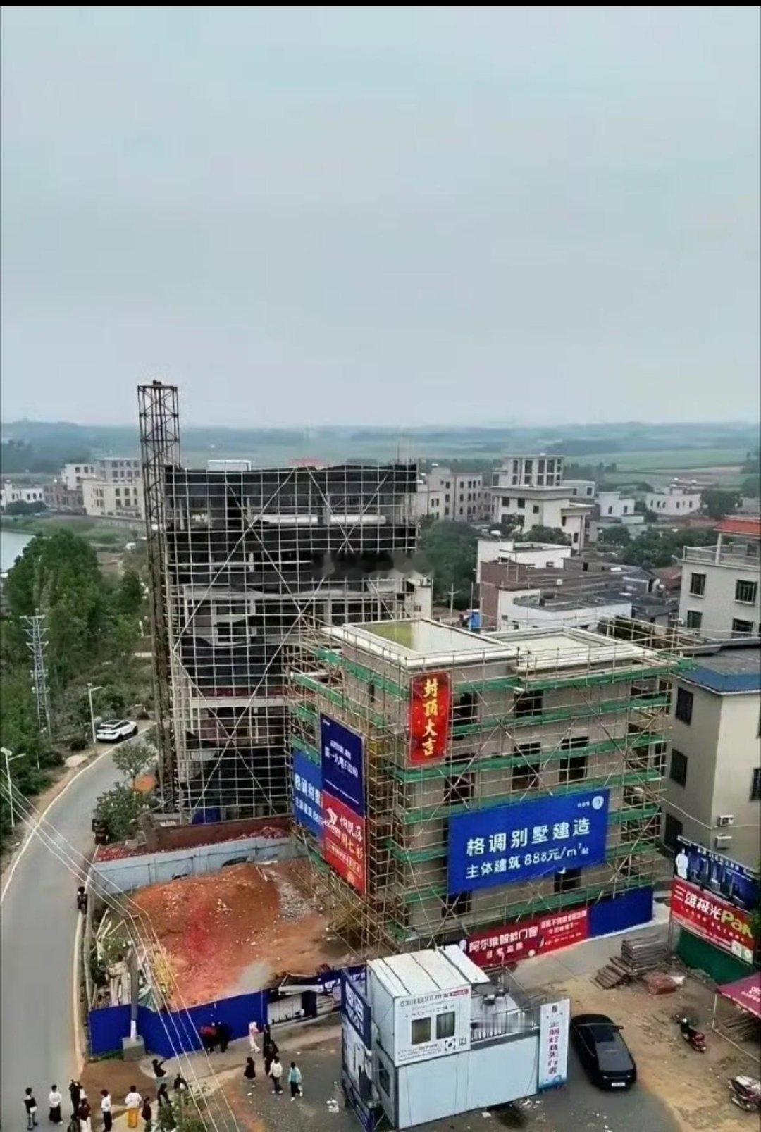 世界冠军全红婵心心念念的大房子盖好了楼顶还有一个游泳池墙外还挂了好几个大幅建材广