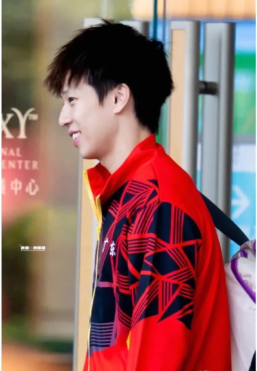 林高远一上场，全场都安静了。双打是他的主场，混双搭档王曼昱，叫“诗与远方”真不