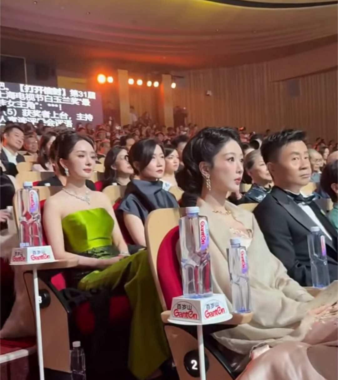 那天杨幂坐在杨紫身后，其实很羡慕吧