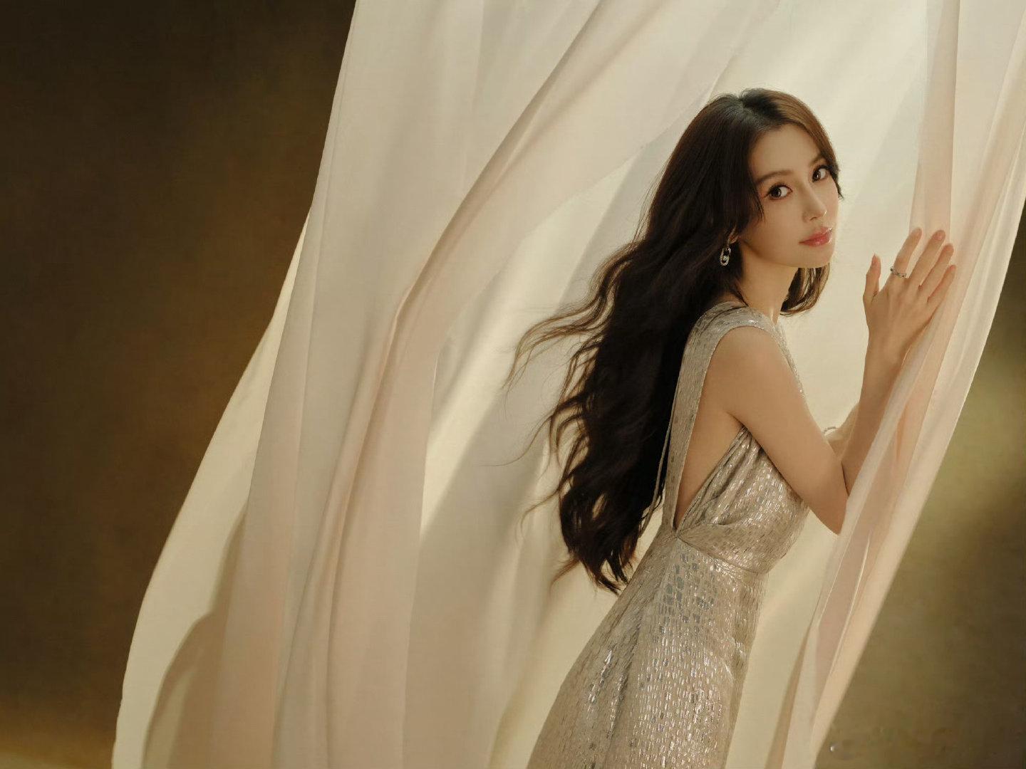 #angelababy#yy#angelababy#细碎银辉缀满裙裾，光影漫过发丝。在温柔的布景里，