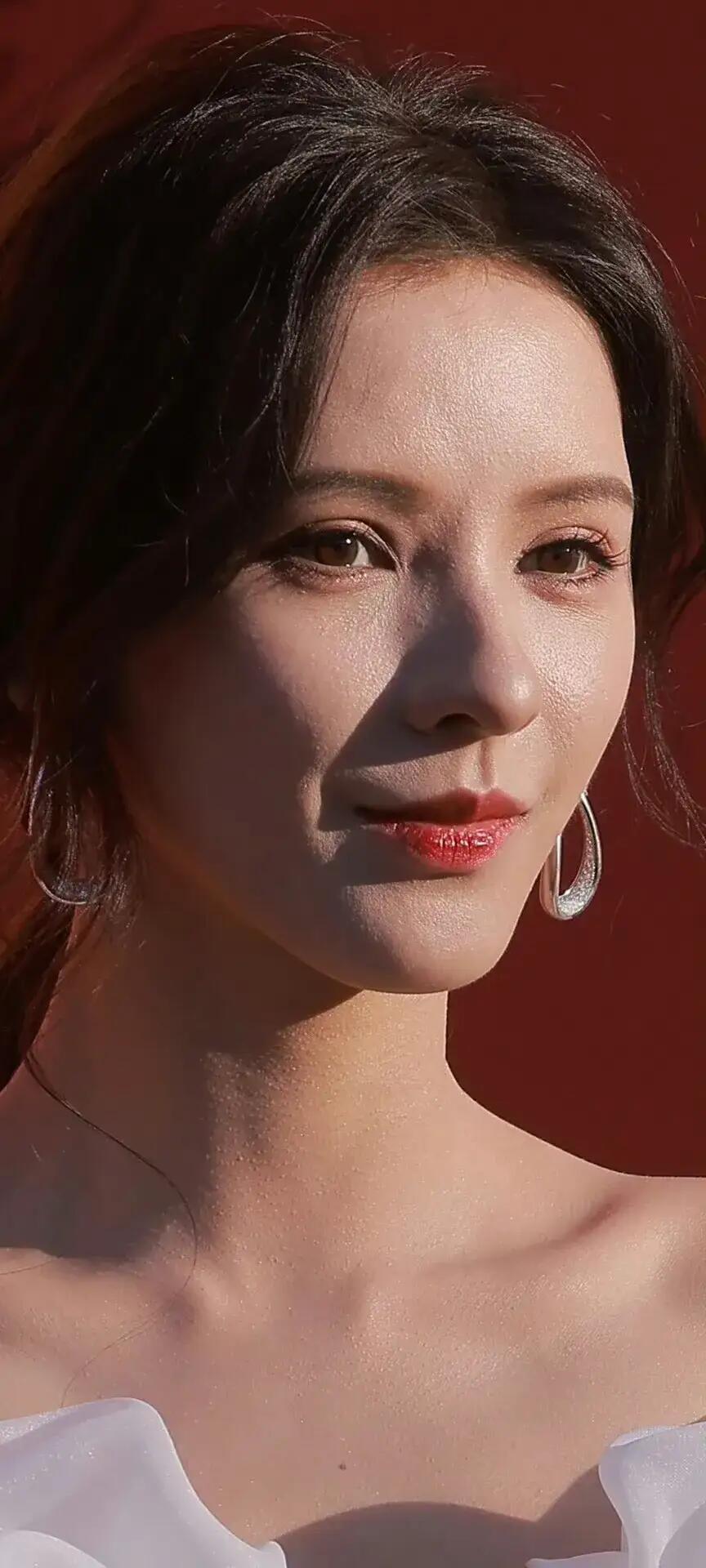 张予曦的生图五官精致​​​