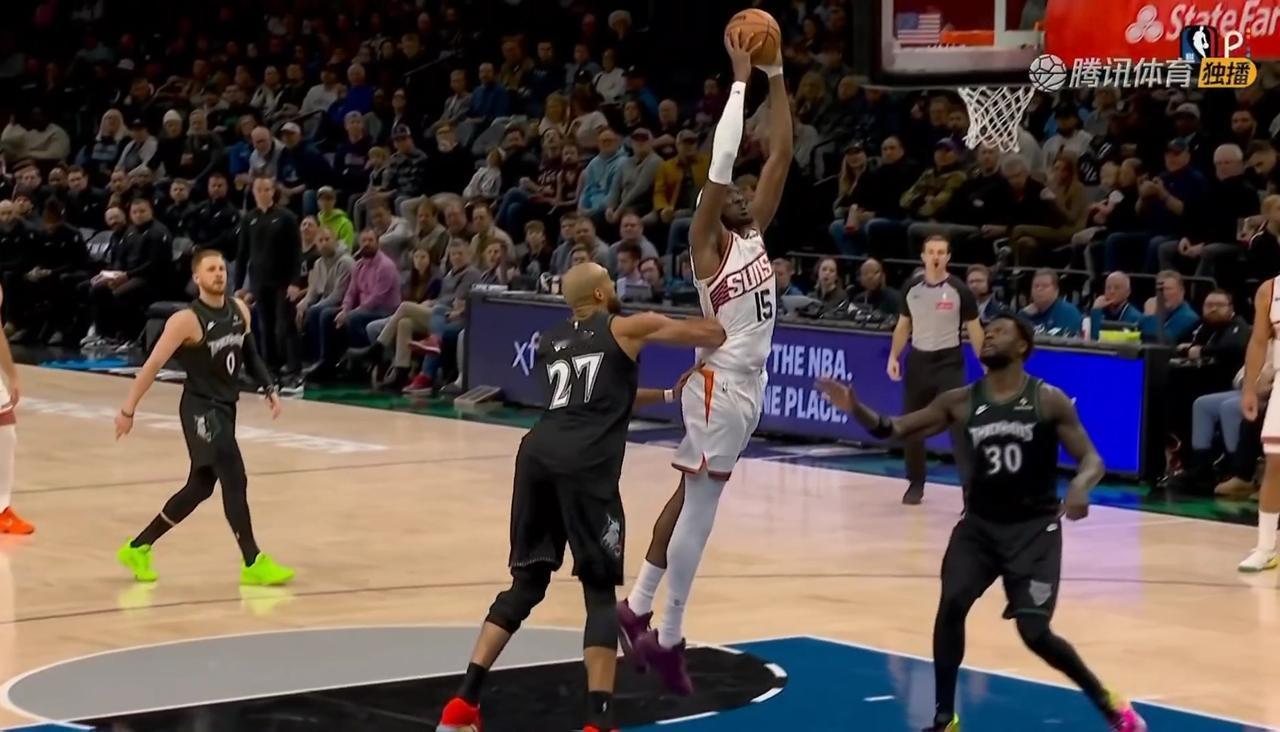 戈贝尔是真的狠，连拳击比赛也不能肘击腰部啊！森林狼中锋戈贝尔和太阳中锋马威在