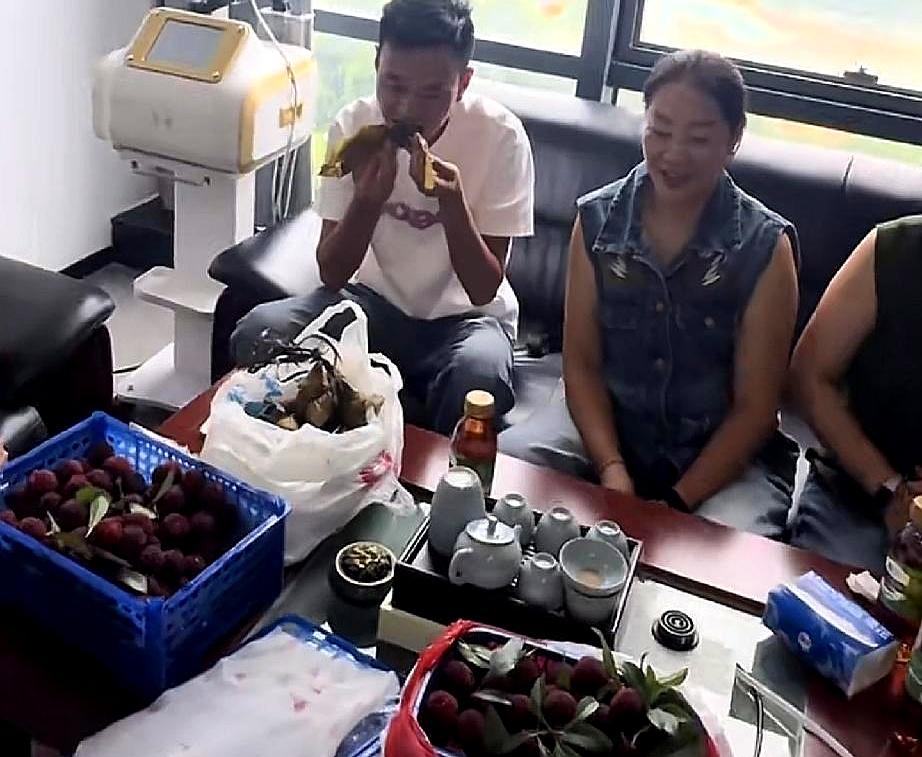 当网上还在拿“孤家寡人”调侃厉怀远时，今天人在安徽的他，已经被厉妈和大姨、小姨围