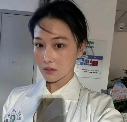 张馨予的素颜照真美，皮肤好，长相独特，越看越喜欢。