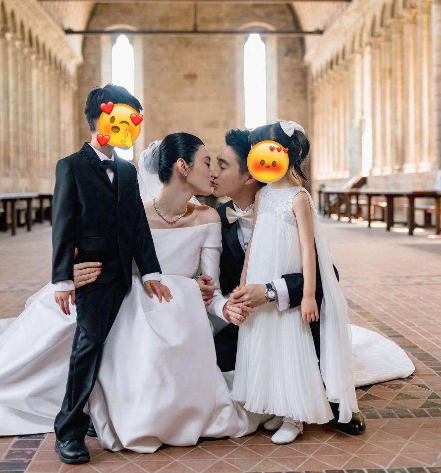 奚梦瑶的婚纱终于曝光了，果然不出所料她选了Dior家最素的一件，欧式老钱风长