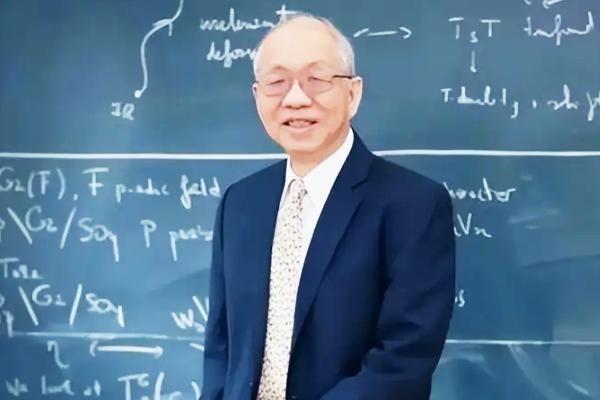 遮羞布被扯了！美籍华裔数学家丘成桐曾直言：中国数学水平落后美国80多年，跟美国上