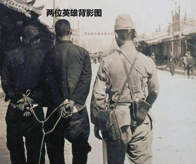 1937年，两名化装成平民的八路军士兵进城打探消息，不幸被日军俘虏。为了不让他们