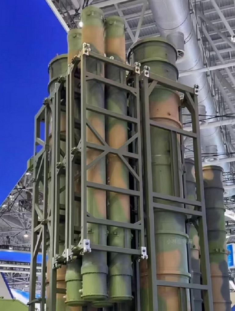 这是珠海航展上展出的一辆地空导弹发射车，发射架上混装着两种规格的导弹，很多军迷都