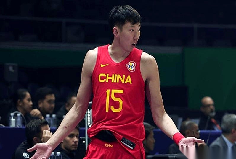 中国男篮的这份大名单，现在硬生生演成了一出悬疑剧。周琦和徐杰落选了。网上传得有鼻子有眼：这俩人主动请