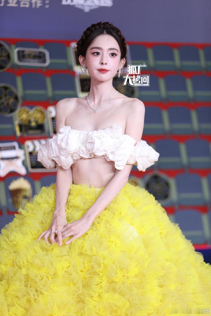 娜扎这个抹胸看着好危险，她不怕掉了吗​​​